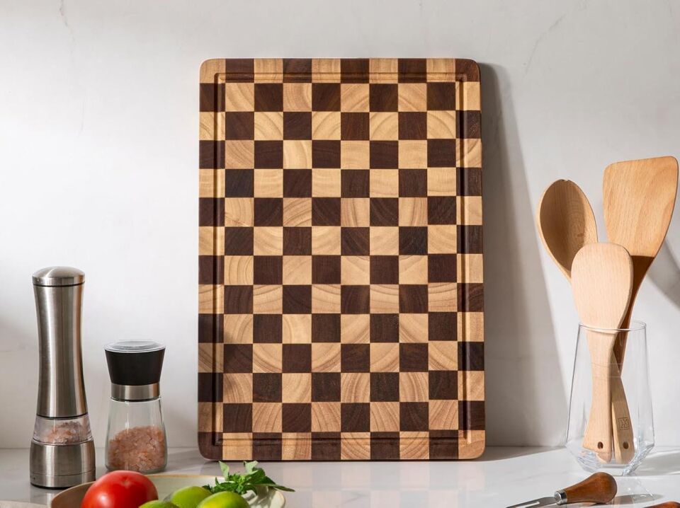 Valkyrie Doğal Akasya Ahşap Kesme Tahtası 43x33 cm – Kaydırmaz Tabanlı, Profesyonel Servis & Sunum Tahtası