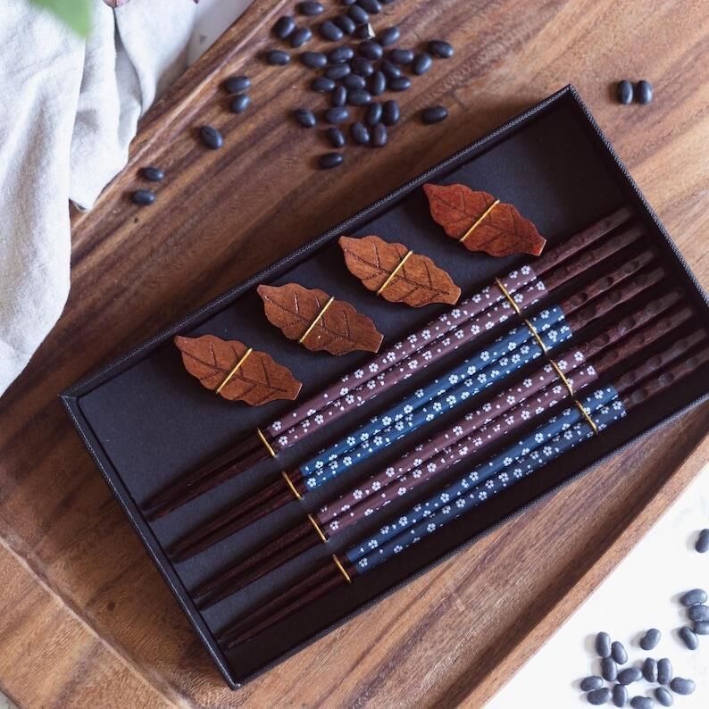 Valkyrie 4 Çift Doğal Ahşap Yemek Çubuğu Seti 8 Adet Japon Chopstick 4 Yaprak Ahşap Tutacak, Kutulu 22,5cm