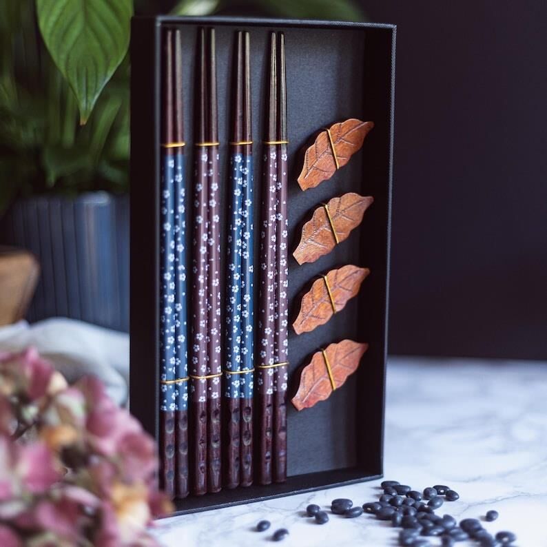 Valkyrie 4 Çift Doğal Ahşap Yemek Çubuğu Seti 8 Adet Japon Chopstick 4 Yaprak Ahşap Tutacak, Kutulu 22,5cm
